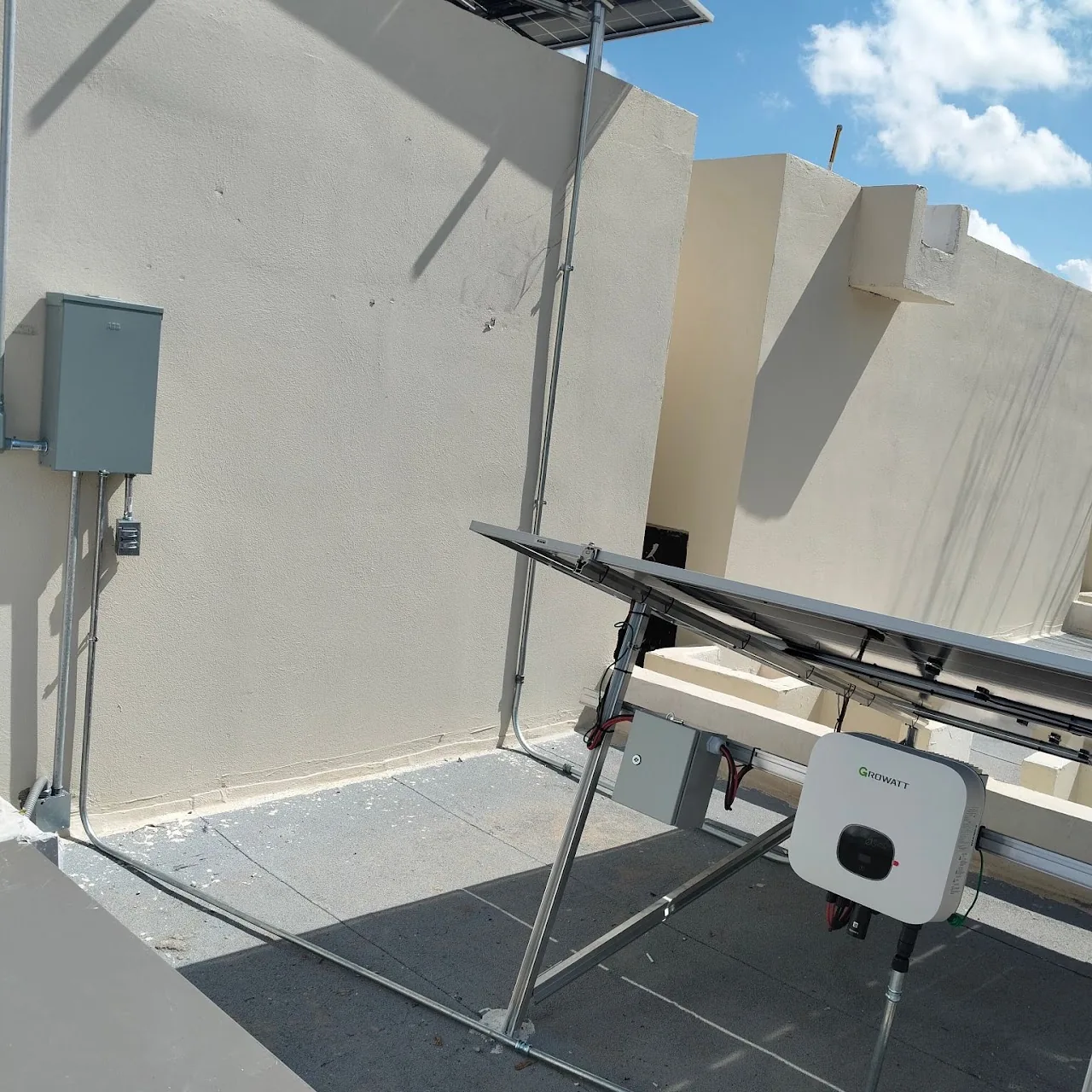 Inversor Growatt y estructura de un sistema interconectado